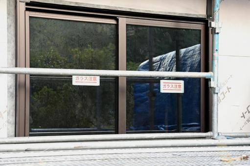 新しいガラス窓が付けられた改装中の家屋 新しいガラス窓が付けられた改装中の家屋の写真