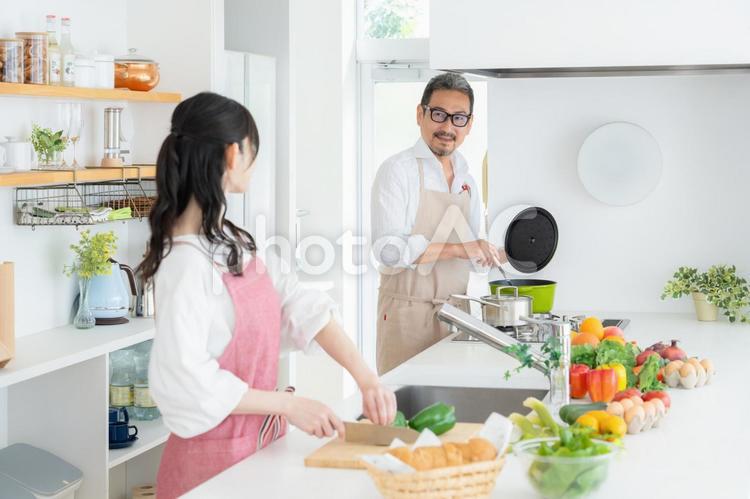 キッチンで料理を作るミドルの夫婦 料理,家族,夫婦の写真素材
