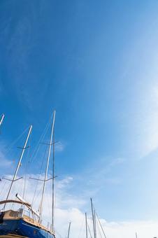 青空に伸びるヨットのマスト 青空,空,船舶の写真素材