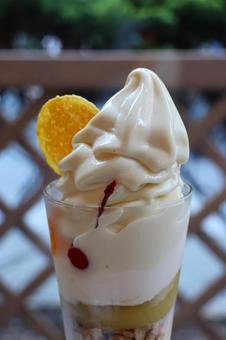 浅草のカフェの芋ようかんパフェ 芋ようかん,パフェ,ソフトクリームの写真素材