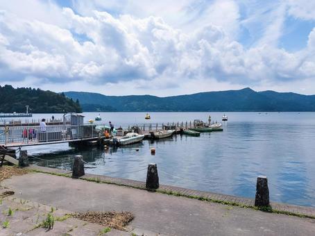芦ノ湖の元箱根港 貸しボートの桟橋 芦ノ湖の元箱根港 貸しボートの桟橋 元箱根港,芦ノ湖,貸しボートの写真素材
