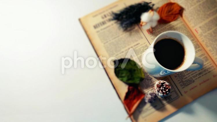 コーヒーとビンテージ雑誌、コピースペース、秋冬イメージ コーヒー,秋,冬の写真素材