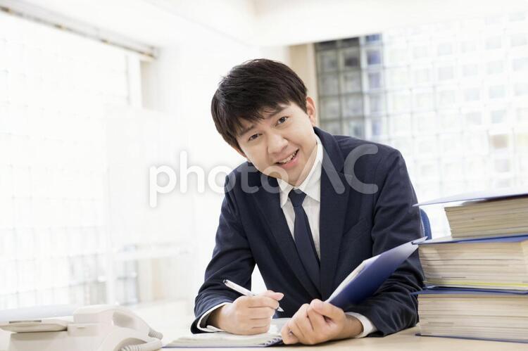 仕事中の男性 オフィス,仕事中,ファイルの写真素材