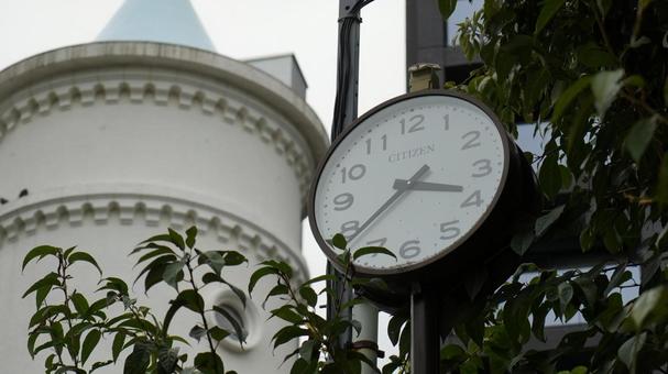公園の時計が指す3時40分の時刻 公園の時計が指す3時40分の時刻の写真