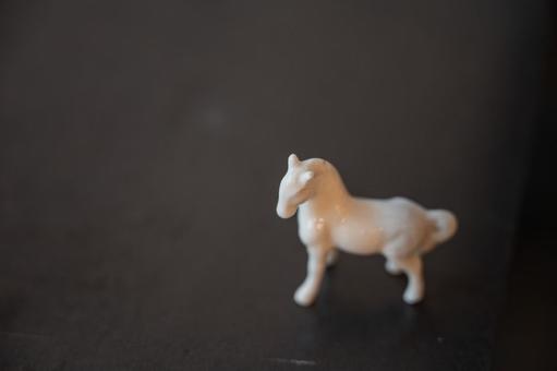 2026年の干支 白い陶器のウマ 2026年の干支 白い陶器のウマの写真