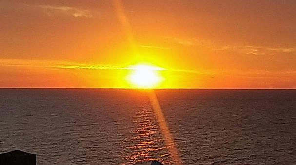 The sun sets in the eastern sea, JPG