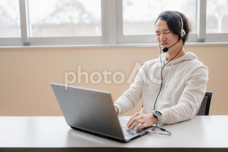 辛そうなヘッドセットをした男性 プログラマー,itエンジニア,クリエイターの写真素材