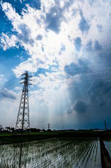天使の梯子が射す田んぼにある鉄塔 天使の梯子が射す田んぼにある鉄塔 空,雲,青空の写真素材