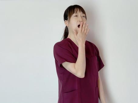 あくびをする看護師(医療従事者) あくび,眠い,眠気の写真素材