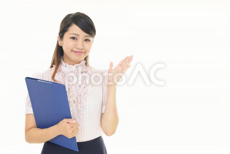 案内する笑顔のビジネスウーマン 女性,ビジネスウーマン,女の写真素材