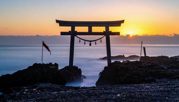 初日の出と鳥居の風景 初日の出と鳥居の風景の写真