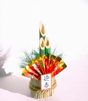 朝日を浴びる門松（斜め） 年賀状,門松,正月の写真素材