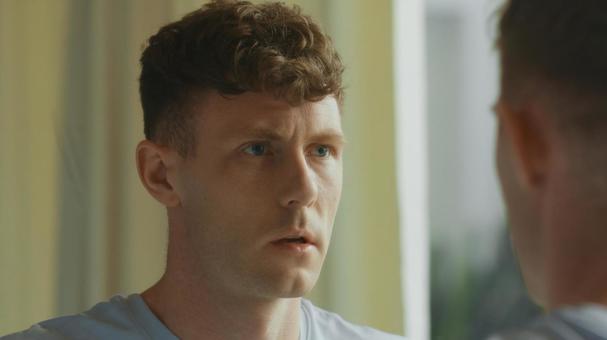 洗面所の鏡に映った男性 男性,外国人,欧米人の写真素材