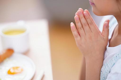食事の前に手を合わせる女の子 食事,いただきます,ポーズの写真素材