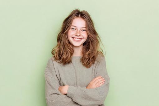 笑顔が輝くティーンエイジャーの少女 笑顔が輝くティーンエイジャーの少女の写真