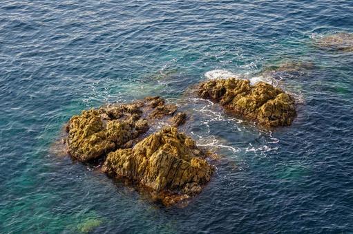 青い海と岩礁に打ち付ける白い波 海,風景,海岸の写真素材
