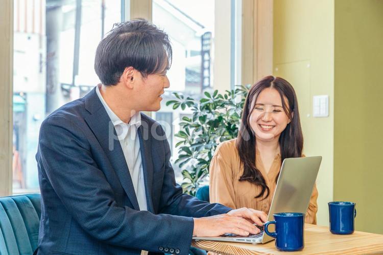 ノートパソコンを使う男性と女性 ノートパソコン,会議,仕事の写真素材