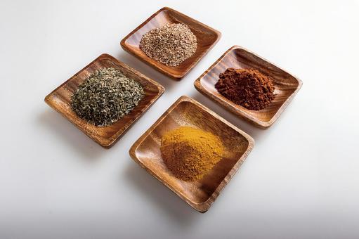 スパイスと木の皿 スパイスと木の皿の写真