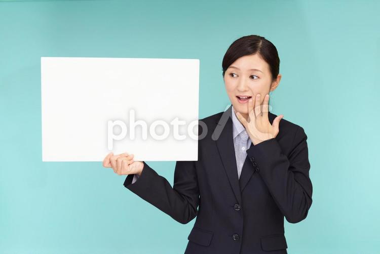 ホワイトボードを持つビジネスウーマン 女性,ビジネスウーマン,女の写真素材