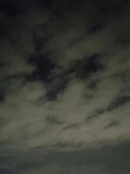 夜中の曇り空 くもり,空,夜の空の写真素材