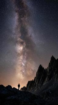 壮大な宇宙と孤高の登山者 壮大な宇宙と孤高の登山者の写真