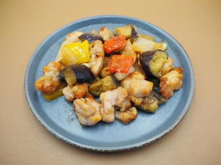 家庭料理・鶏肉と彩り野菜のみぞれ炒め 鶏肉と彩り野菜のみぞれ炒め,家庭料理,皿に盛るの写真素材