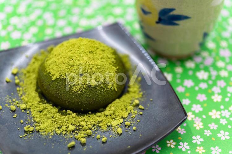 高級な丸い抹茶のわらび餅とお茶 わらび餅,抹茶,和菓子の写真素材