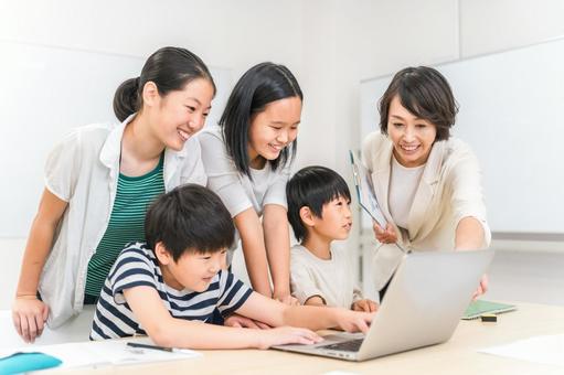 授業でパソコンを使う小学生(ICT教育) 授業でパソコンを使う小学生(ICT教育) ict教育,勉強,パソコン教室の写真素材