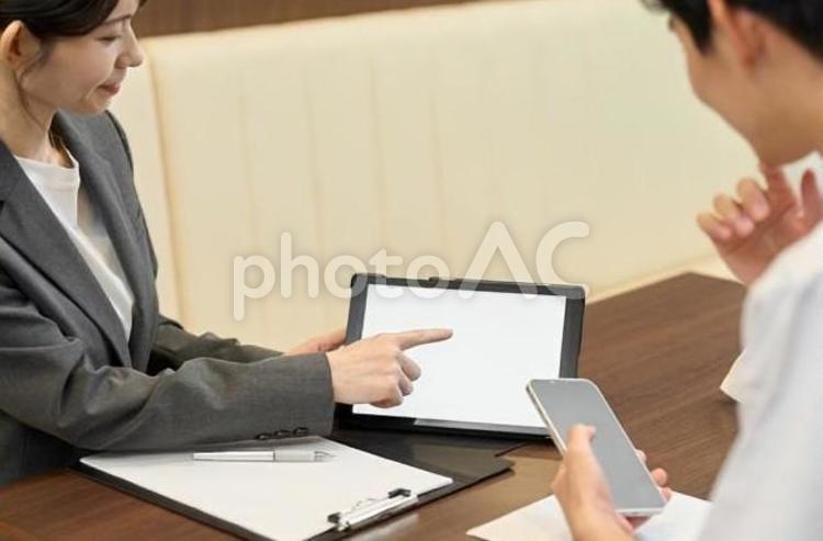 ツールの営業をするビジネスウーマン 飲食店,営業,導入の写真素材