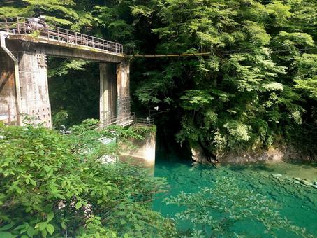 ユーシン渓谷透き通った青い水面と倉玄ダム ユーシン渓谷透き通った青い水面と倉玄ダム ユーシン渓谷,倉玄ダム,川の写真素材