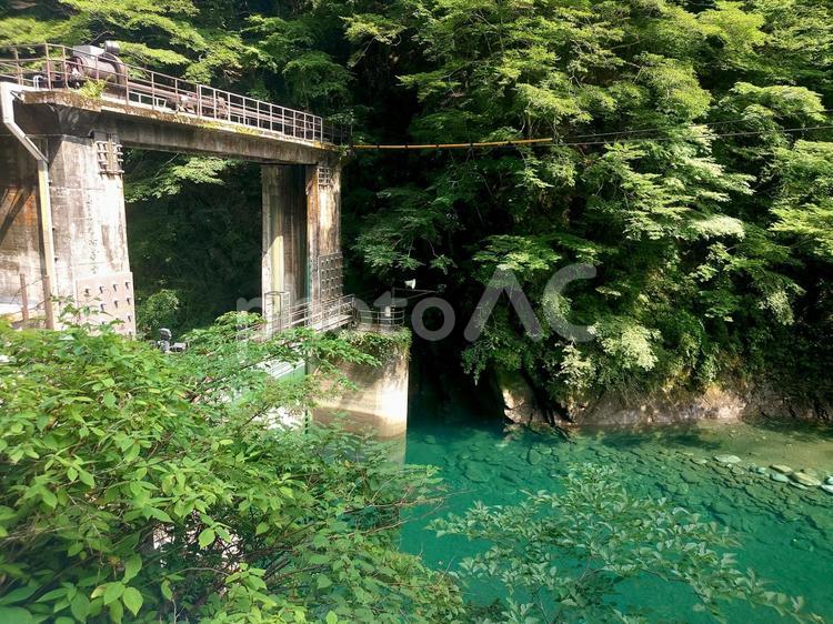 ユーシン渓谷透き通った青い水面と倉玄ダム ユーシン渓谷,倉玄ダム,川の写真素材