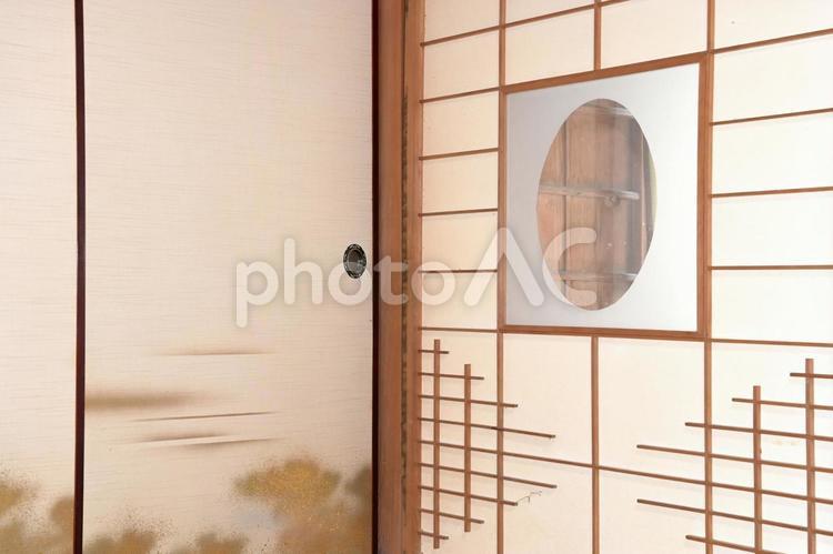 ガラス窓のある障子と趣ある古民家の和室 障子,襖,和室の写真素材