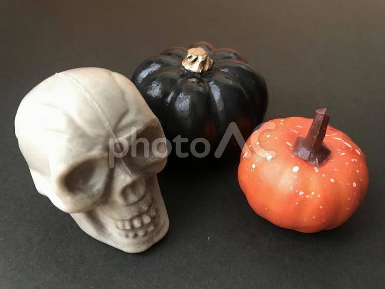 ドクロとカボチャ、ジャックオランタン、ハロウィンイメージ ドクロ,カボチャ,ジャックオランタンの写真素材
