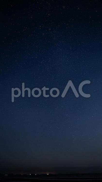 秋の夜空に広がる星空と海の風景 星,風景,夜の写真素材