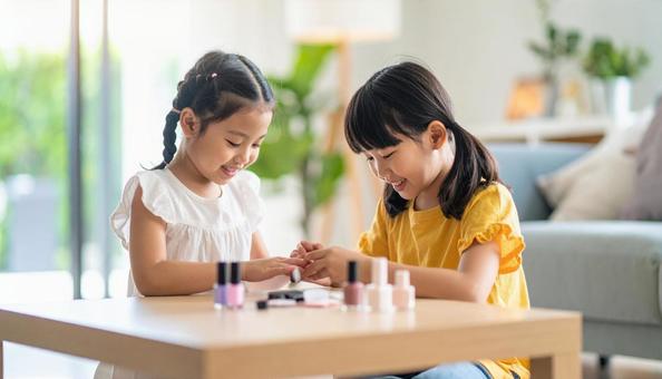 ネイルをする女の子　キッズネイルイメージの写真