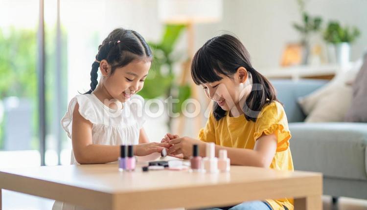 ネイルをする女の子　キッズネイルイメージ ネイル,マニキュア,女の子の写真素材