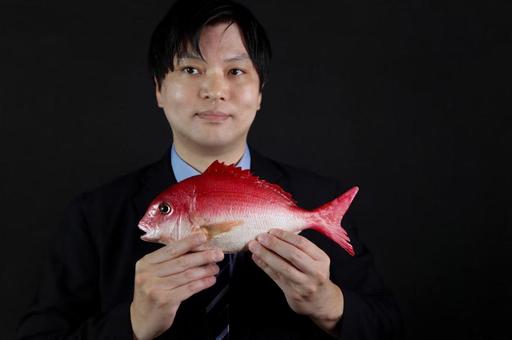 鯛を持つビジネスマン 鯛を持つビジネスマン 鯛,魚,ビジネスマンの写真素材