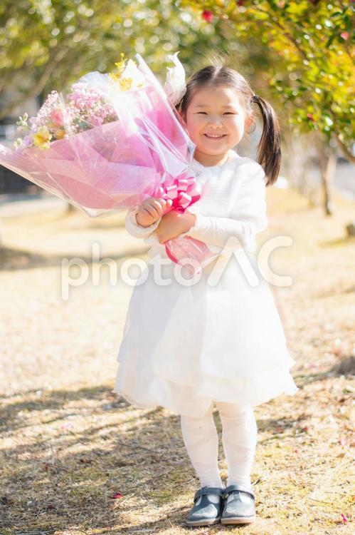 花束を持つ笑顔の子供 花束,笑顔,女の子の写真素材