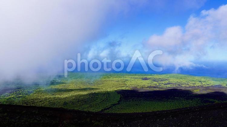 霧がかかった伊豆大島裏砂漠と太平洋 火山,砂漠,裏砂漠の写真素材