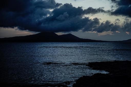 <五島の風景>夏の日の出前の海の風景 <五島の風景>夏の日の出前の海の風景 海,夜明け,夕方の写真素材