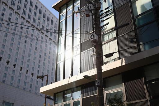 新築物件のガラスに反射する光 上本町,大阪,新築の写真素材