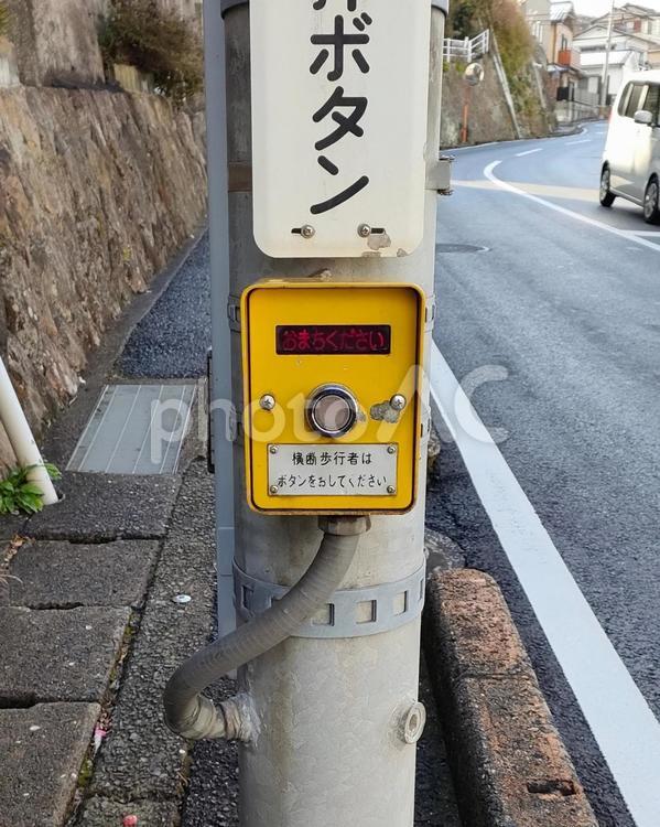 古い横断歩道の歩行者用押しボタン 歩行者用押しボタン,歩行者用,押しボタンの写真素材