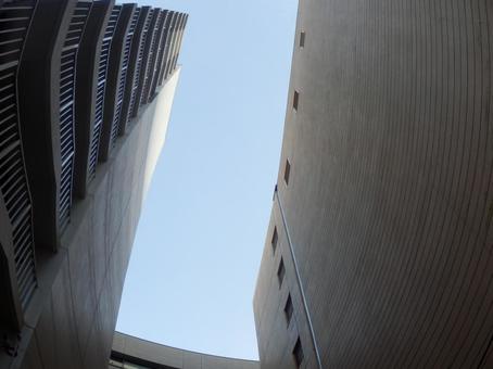 ビルの狭間から ビルの狭間から ビル,風景,街並みの写真素材
