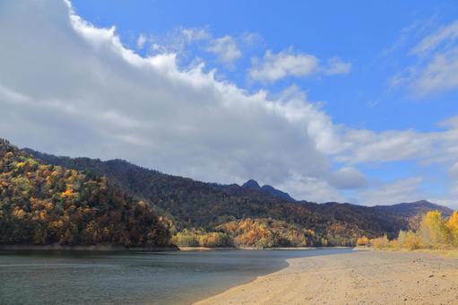 さっぽろ湖の黄葉10 さっぽろ湖の黄葉10 紅葉,黄葉,定山渓ダムの写真素材