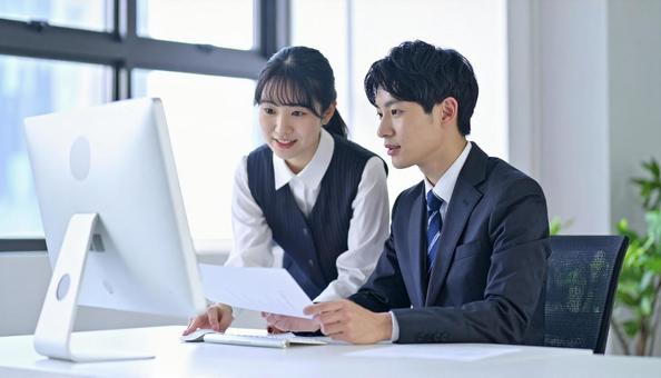 資料を説明する女性社員 資料を説明する女性社員の写真