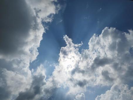 日差しが雲を破ってくる 日差しが雲を破ってくるの写真