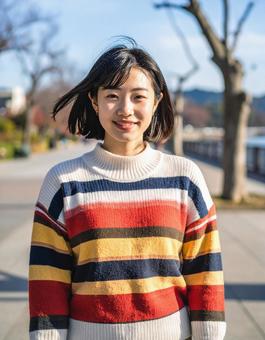 冬・セーター姿の彼女は笑顔 冬・セーター姿の彼女は笑顔の写真