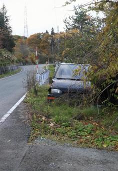 山間の道端に放置される廃車 廃車,車,自動車の写真素材