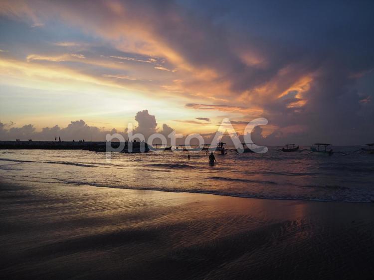 海　空　夕日　夕焼け　ビーチ 海,空,夕日の写真素材
