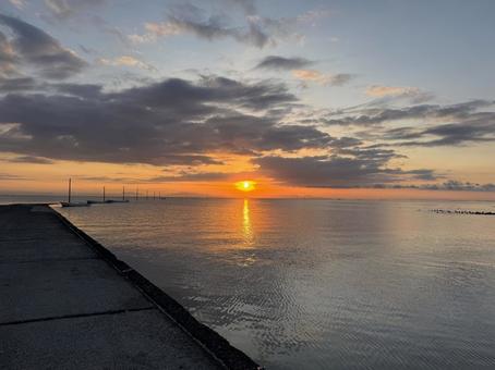 太良海中道路と朝日の風景 太良海中道路,朝日,太陽の写真素材